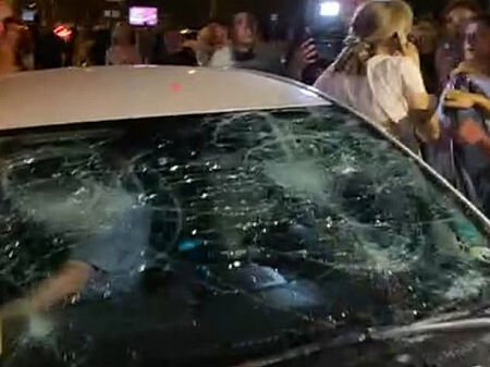 Протестиращите нападнаха жена с две деца пред Румънското посолство в София