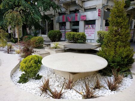 Украсиха с живи растения разваления фонтан в центъра на Бургас