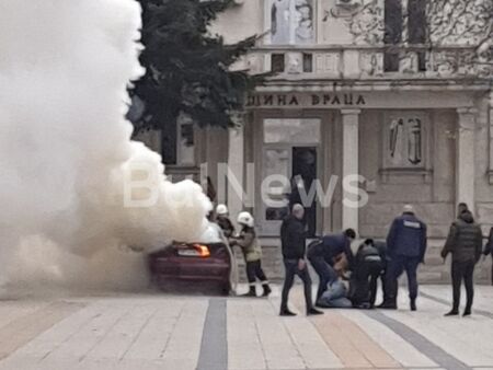 Мъж паркира колата си пред Общината във Враца и я запали