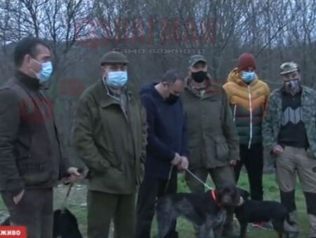 Месо със смъртоносен бял прах трови кучета и диви животни край Черноморец