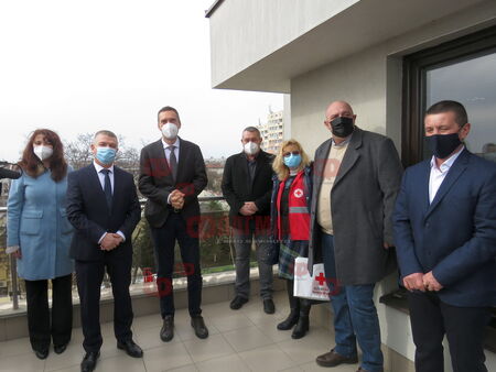 Кметът Димитър Николов връчи 57 грамоти на героите от КОЦ-Бургас, които се бореха с COVID-19