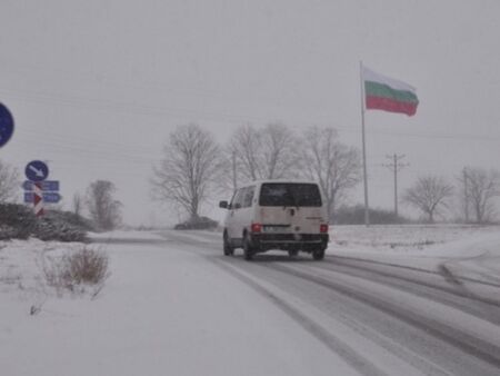 От АПИ обявиха има ли затворени пътища заради снега