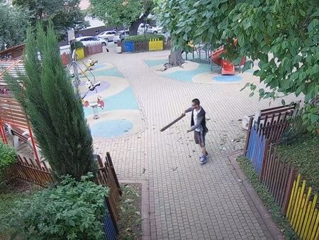 Този мъж троши детската площадка до Старата поща в Бургас (ВИДЕО)