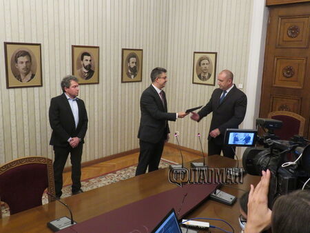Пламен Николов с две вицета, пропусна да обяви министъра по ромските въпроси при президента