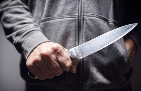 Криминално проявен плаши с нож своя позната в Каменско, отмъкна й телефона