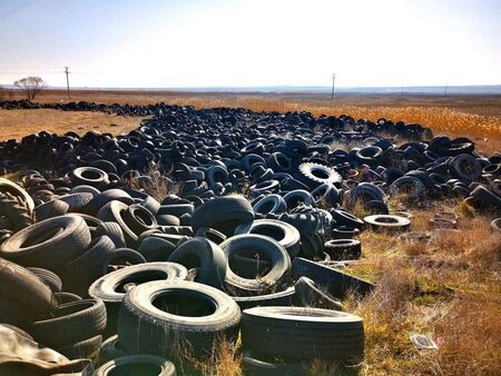 Защо навсякъде виждаме стари автомобилни гуми? Причината ще ви изненада