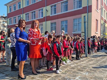 Областният управител Мария Нейкова откри новата учебна година в бургаското ОУ „Любен Каравелов“