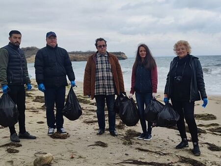 Кандидати за народни представители от Бургас почистиха плаж за Деня на Черно море