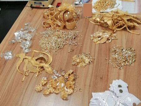 Митничари откриха златни бижута за над 400 000 лв. в тайник на автобус