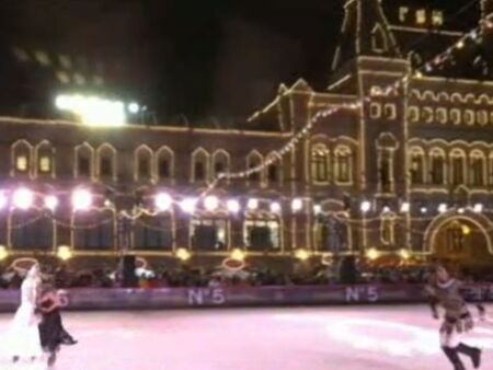 Атракция в Москва, откриха ледената пързалка на Червения площад