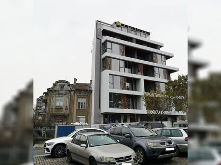 Съчетават ли се добре модерните билдинги от 21 век със старите сгради в центъра на Бургас