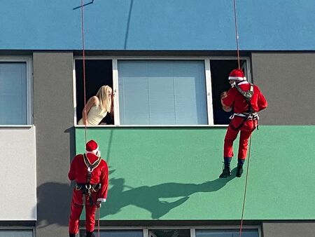 Дядо  Коледа се спусна по фасадата на УМБАЛ-Бургас, зарадва 25 малчугани от Детското отделение