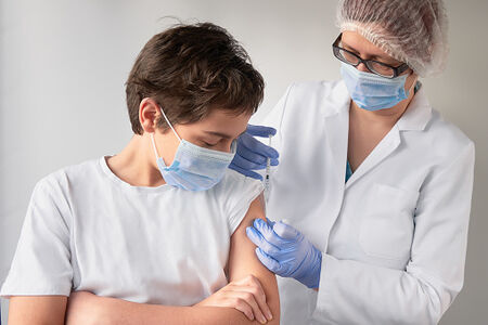 Одобриха поставянето на бустерна доза ваксина у нас на деца от 12 до 17 г.