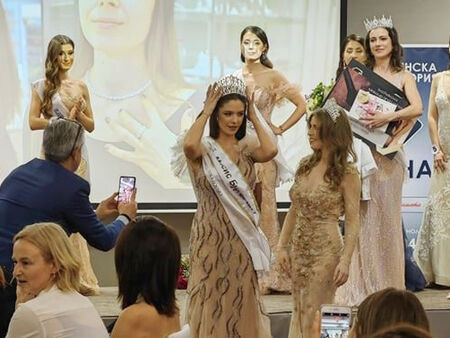 Валерия Докузова засенчи конкуренцията и спечели короната на "Мисис Бургас 2022" (СНИМКИ/ВИДЕО)