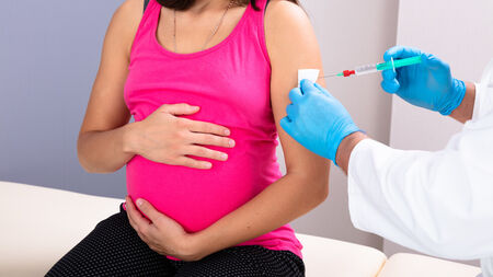 МЗ: Бременните жени могат да се ваксинират срещу COVID-19 след 12-та гестационна седмица