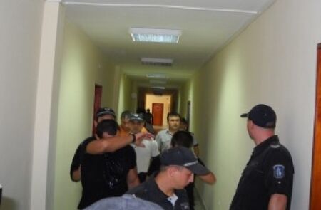 Двама бургаски полицаи, арестувани при акция "Шейховете", осъдиха прокуратурата на 100 хил.лева