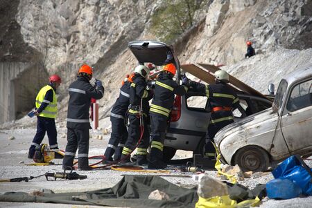 Свлачище „погълна“ коли край Пловдив, пожарникари със спешна спасителна акция (СНИМКИ)