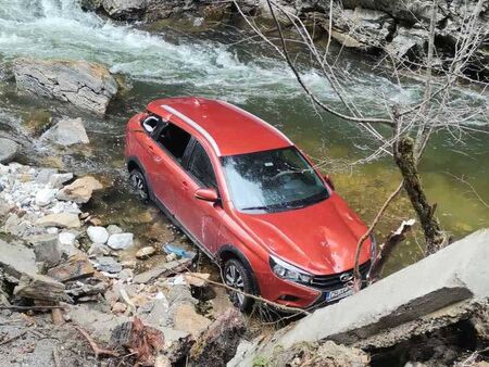 Кошмар! Кола пропадна в реката от срутения път към Триград