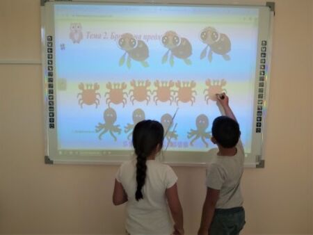 1575 деца са регистрирани до 10.00 часа в електронната система за прием в първи клас в Бургас