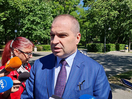 Министър Караджов обеща да приключи ремонта на пътя за кв. Сарафово до началото на сезона
