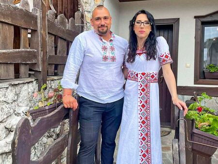 Сватба по български традиции в Медово: Сем. Вълканови си казаха „Да“ в носии и под звуците на гайди