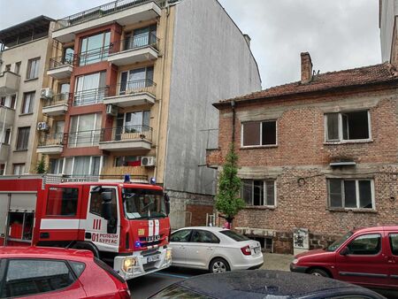 Извънредно! Пожар в ж.к."Възраждане", пламна къща на ул."Климент Охридски"