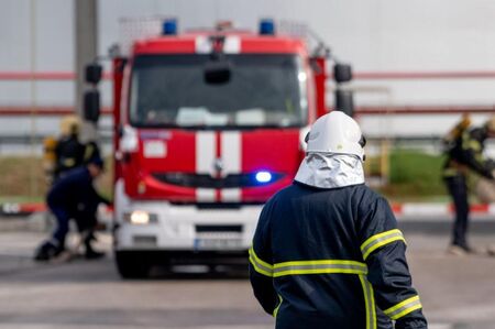 Мъж е с изгаряния, след като запалил гнездо на оси в гараж в Сливен