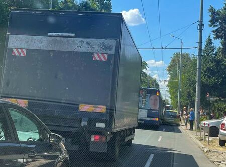 Огромно задръстване по бул. "Иван Вазов" в Бургас, кола и автобус се сблъскаха странично
