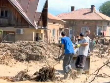 Над 600 доброволци помагат на засегнатите от наводнението в Богдан, Каравелово и Слатина