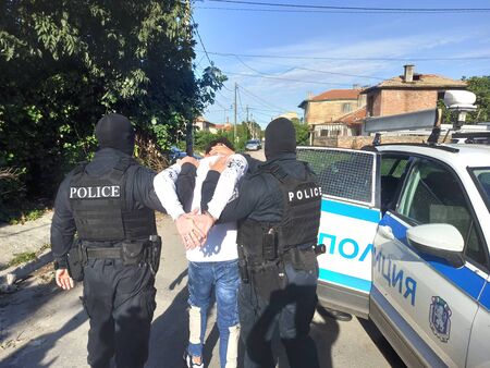 Първи подробности за спецакцията в Бургас, има трима арестувани (СНИМКИ)