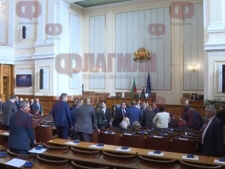 Депутатите решават да изпратим ли военна помощ за Украйна, посрещат ги с протест