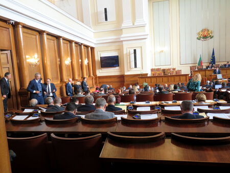 Горещ ден в парламента: Връщат хартиените бюлетини