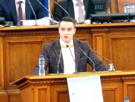 БСП „разжалва“ свой депутат, несъгласен с позицията на партията за Украйна и машинния вот