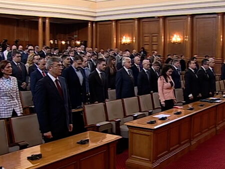В парламента: Минута мълчание за убития на границата полицай, чакат Демерджиев за обяснение