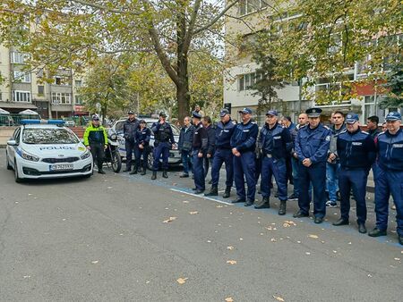 Бургаските полицаи отдадоха почит на загиналия си колега Петър Бъчваров