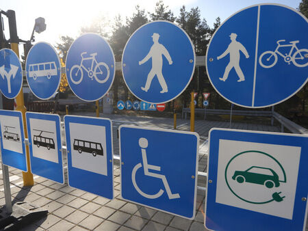 Въвеждат 11 нови пътни знака, предлагат табела „Паркирай и пътувай"