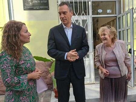 Кметът Димитър Николов предлага модернизацията на 6 бургаски училища и 2 детски градини