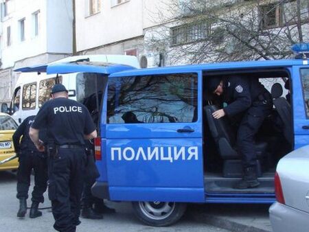 Наркоакция в жк „Лазур“: Полицаи нахлуха в апартамент с много дрога, изведоха четирима бургазлии с белезници