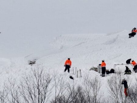 Коледно чудо! Спасиха 10 скиори след паднала лавина в Алпите