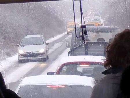 Шест катастрофи заради няколкото паднали снежинки в Бургаско