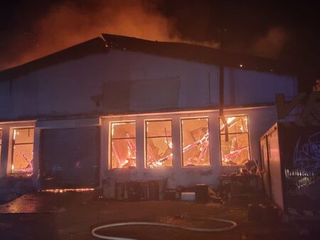 14 пожарникари се борят с огнената стихия в складова база „Вромос“ (СНИМКИ)