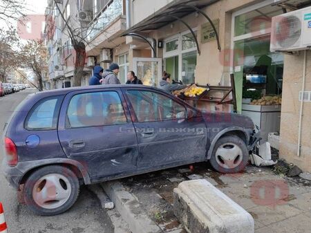 Ямболска кола се заби в зеленчуков магазин на ул. „Оборище“ в Бургас
