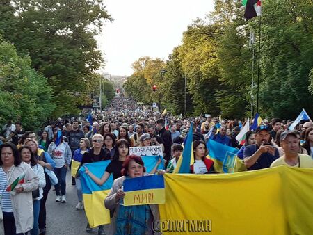 Една година от нахлуването на Русия в Украйна - София, Бургас и други градове вдигат протести