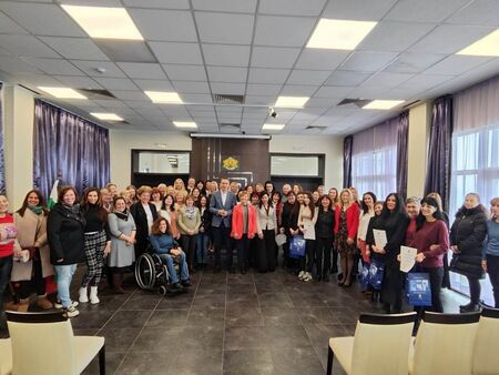 Кметът Димитър Николов отличи бургаски социални работници по повод професионалния им празник