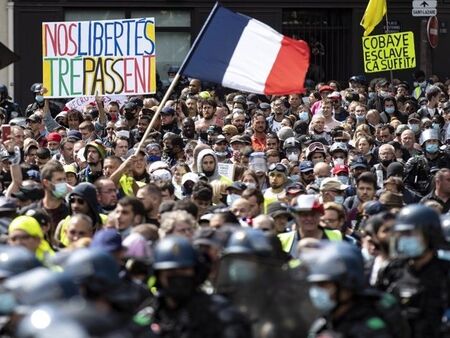 Протестите във Франция са на път да съсипят Макрон, зоват го да спре пенсионната реформа