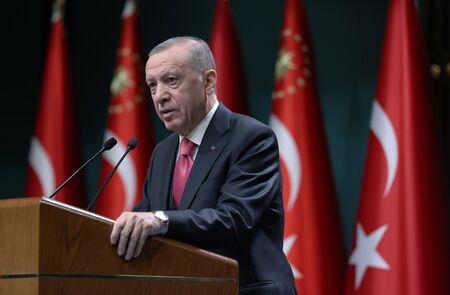 Осем от десет проучвания в Турция показват преднина на Кълъчдароглу пред Ердоган