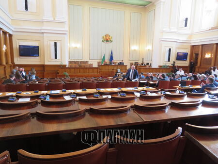 Депутатите от ГЕРБ напуснаха парламента, за да бранят Борисов от прокуратурата