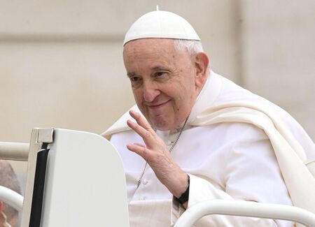 Папа Франциск приет в болница за операция