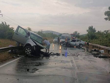 Първи кадри от бруталната челна катастрофа на пътя Приморско-Китен