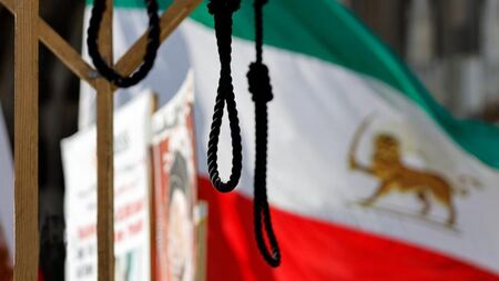 Иран обеси трима за групови изнасилвания